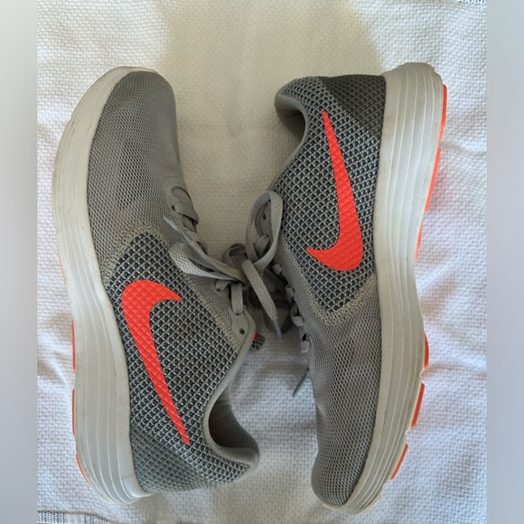 NIKE Women’s Revolution 3 Running shoe SIZE 9 - Picture 2 of 7